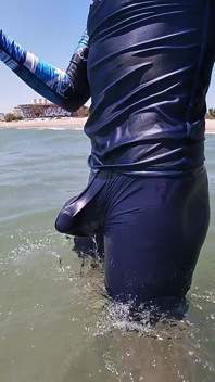 Surferul devine erect în Lycra lui pentru plăcerea oamenilor