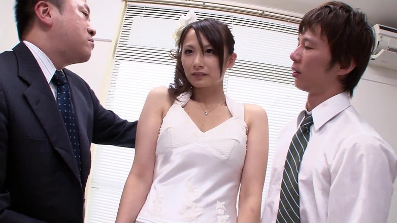 Asian porn collection: 痩せたアジアのティーンメイが3Pの上司に毛深い猫で犯される無修正