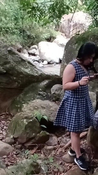 女孩放学后让她的老师在树林里操她。她非常随和，让他记录下来