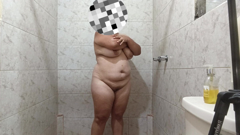 Stepmom_with_big_tits: Seksowna latynoska dotyka się bardzo bogata podczas prysznica bogatego i...