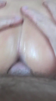 Accro à la sodomie ! Méga squirt chevauche pendant un orgasme anal