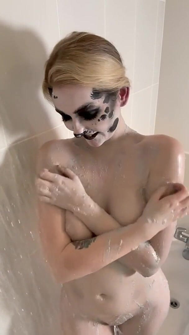 Dalmatian Bodypaint Shower Play (Em Yang)