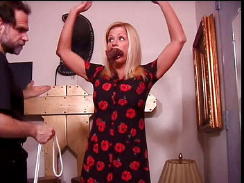 Dark Dungeon Secrets: 素敵なラックを持つ金髪は、年上の男によって彼女のおっぱいをからかいます