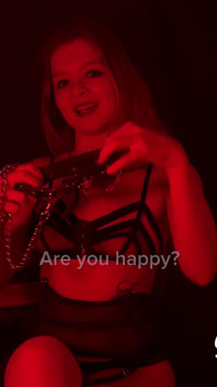 你是雷娜塔福克斯女神听话的宠物，你毫无价值的生活的全部重点是服务女神