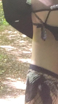 Exposición de 4 piernas en el bosque, pequeña provocación en busca de pollas. Puta lechera P U B L I C [27jun25] travesti francesa