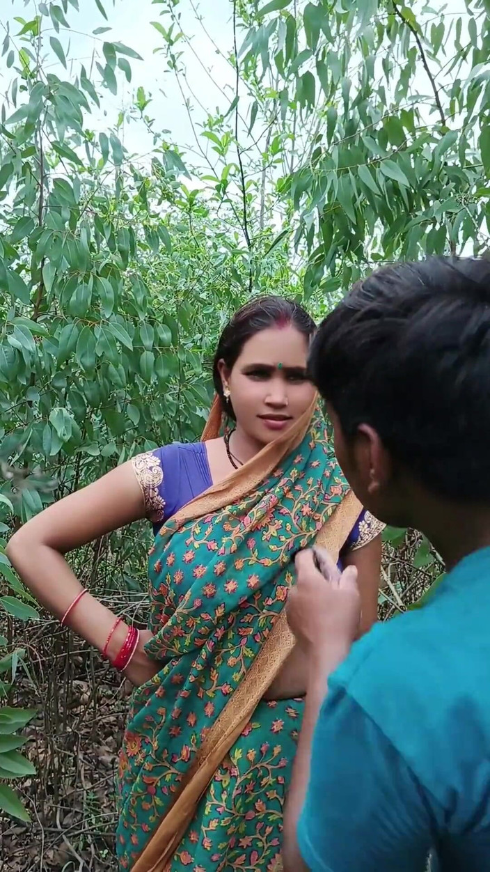 Renudbf: Incitanta Bhabhi U. m-a dus în grădina Liptis și m-a futut