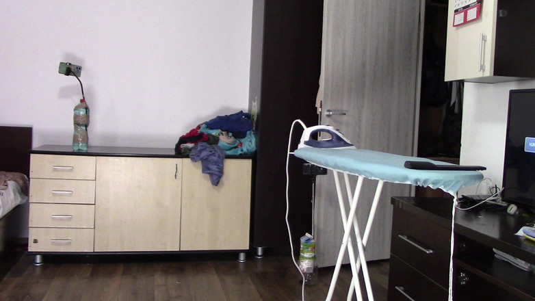 Mirsur: 一个性感的毛茸茸的黑发裸体做家务