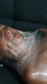 Mummification dengan balut plastik, menggelitik, sakit dan orgasme berterusan