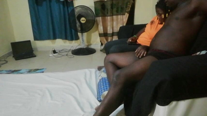 Pornsexlive: Donutila mě podívat se na video na jejím telefonu, aby...