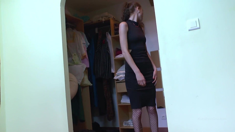 Hard Euro sex: I grandi giocattoli vengono usati in stronzi stretti