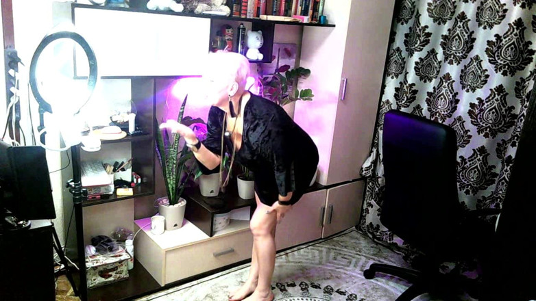 AimeeParadise: 내 새엄마는 내 웹캠 창녀야! (20) 작은 방에서 섹시한 춤을 추다