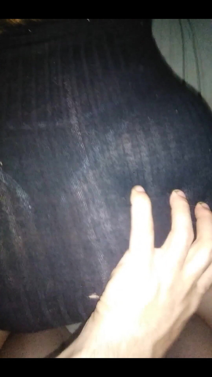 Fitcure1: Aku mengangkat gaunnya, aku menyentuh pantatnya, aku menggeser celana dalam...