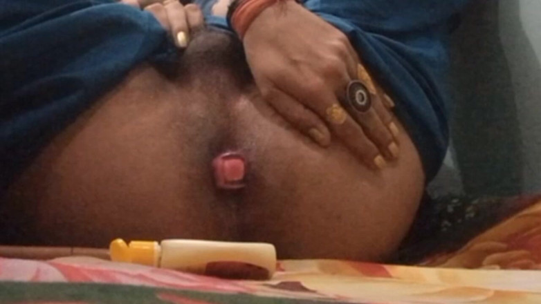 hornytrans: Indyjski Crossdresser za pomocą farby do paznokci anal jako dildo