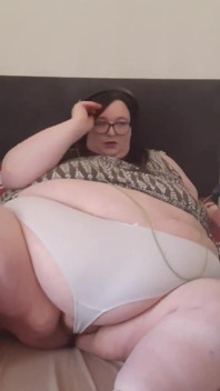 Ssbbw gamer komt klaar in string met weelderige