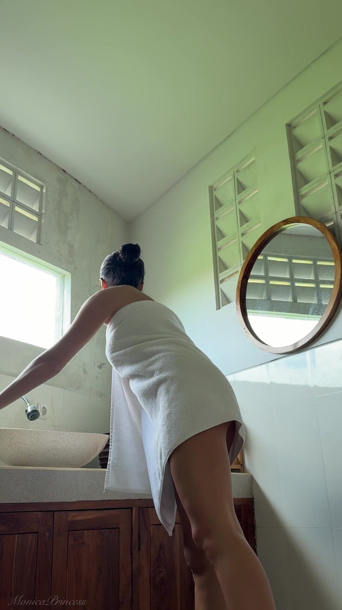 Princess Monica: Une petite amie excitée te taquine en bikini, savon et...