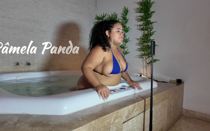 Pamela Panda: Ragazza in bikini da sola nella vasca idromassaggio | Dietro le...