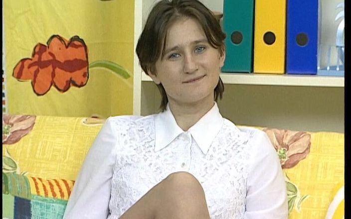 YOUR FIRST PORN: Ihre Busch - dedos en el coño de Carolina
