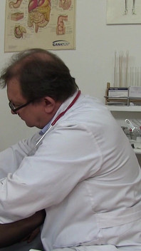 Punto ginecologo maturo - set di telecamera spot nella sala check up ginecologico