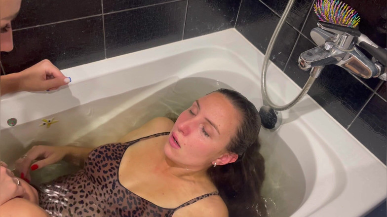 Hottie goddess: Potápějící se kráska: Držena pod vodou, prosí o vzduch