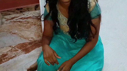 Apple Porn: Abang tiri menyentuh tetek besar saya dan saya menggesel batang...