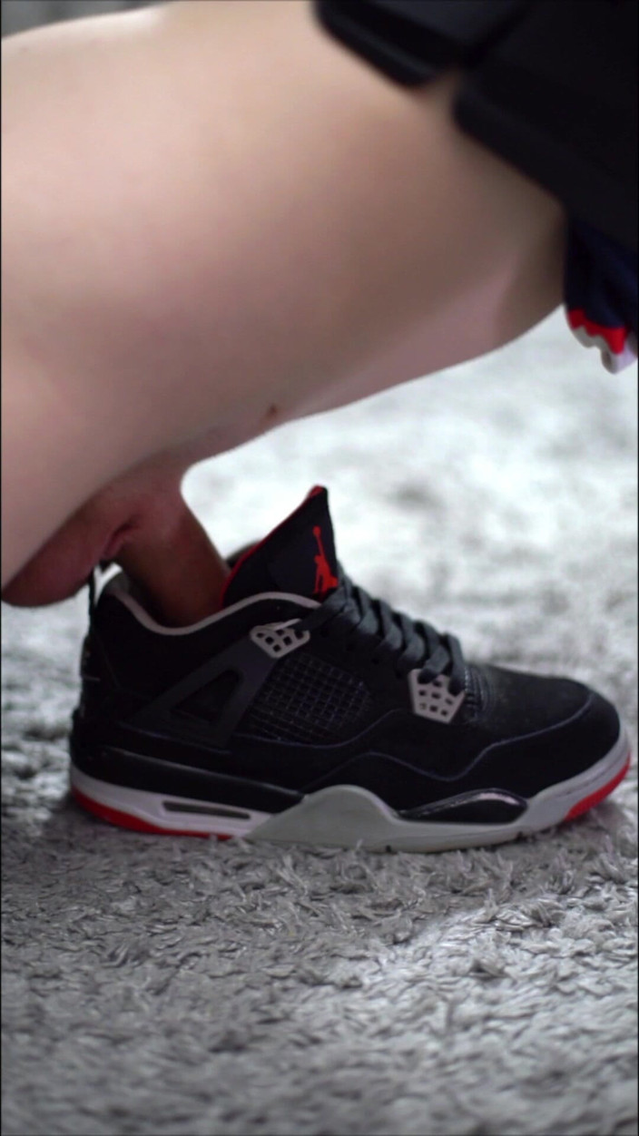 Sneakersmax98: Jordan Retro Iv 스니커즈를 신고 안에 사정하기