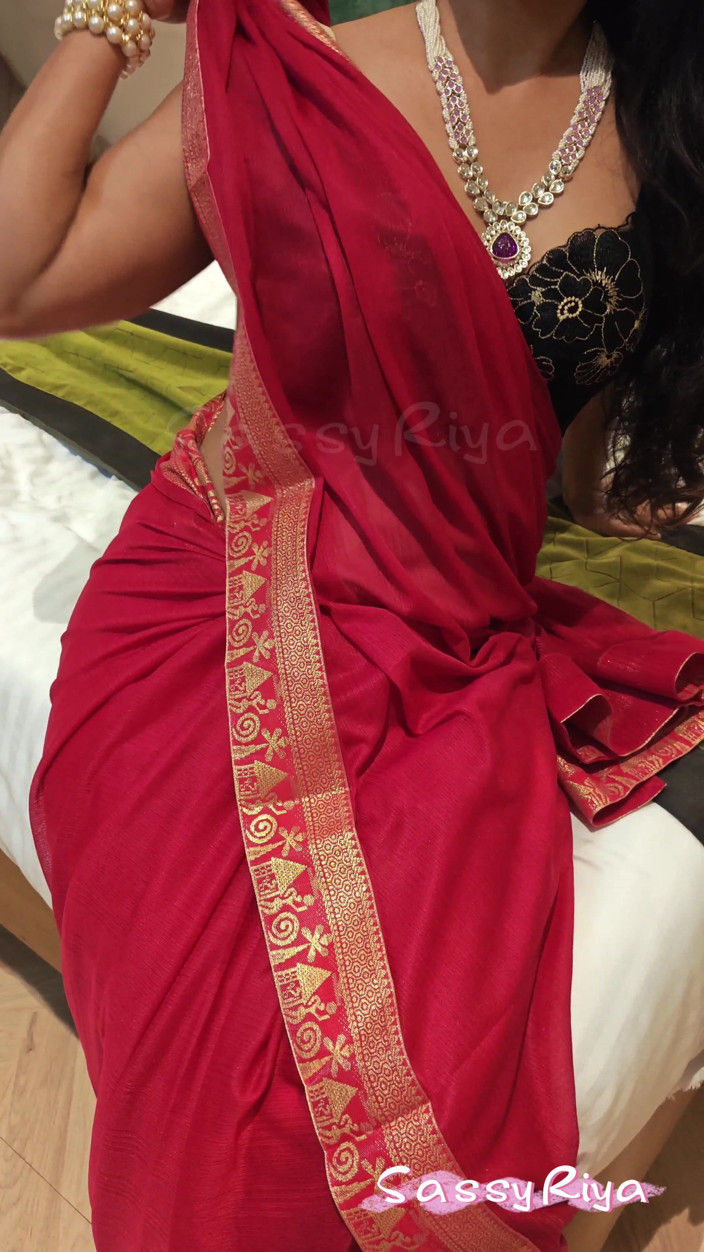 Sassy Riya: Sassy Riya Saare Close up Cleavage