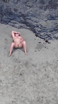 Nahá kráska na pláži - drone POV erotická relaxace