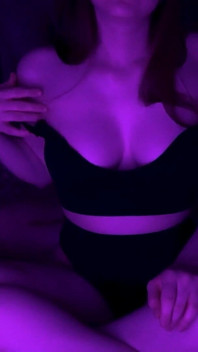 友達の柔らかなおっぱいを揉みしだき、乳首を引っ張る
