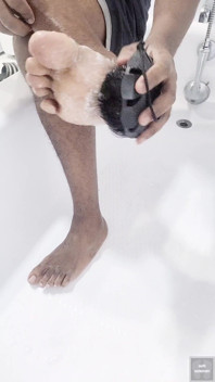 Sapone le mie suole con uno scrubber in doccia (2025)