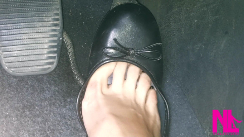 Nyllady: Revving en pisos negros en descalzo
