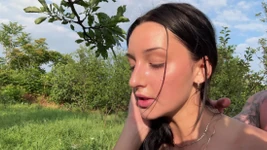 Menina turista foi fodida em uma madeira. Sexo ao ar livre com um estranho bonito