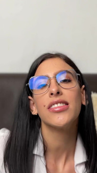 Une fille sexy t’apprend à t’amuser avec ses doigts
