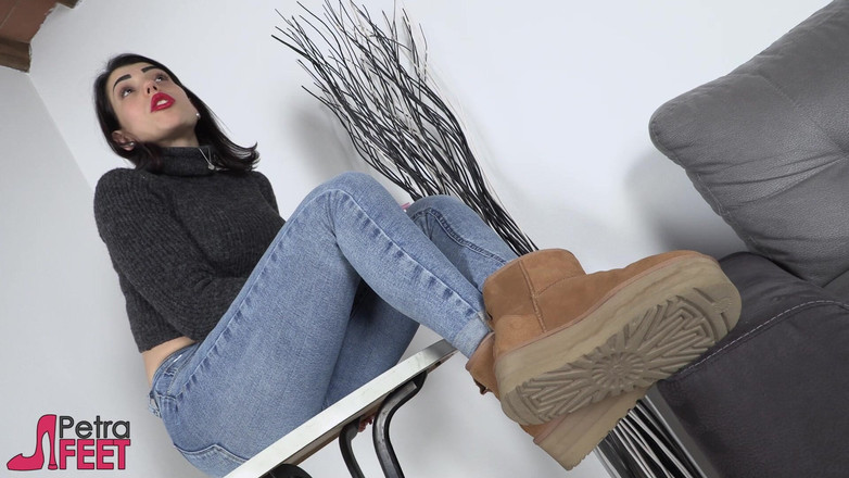 Foot Fetish HD: Vynikající tmavovlasá kočička Petra svádí svými úžasně vypadajícíma chodidly a prsty...