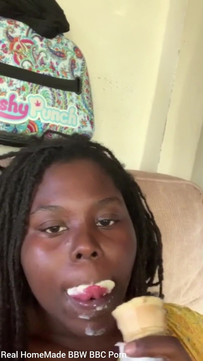 Super sexy ebony cuties: Fan Request lèche une glace avec saupoudrer