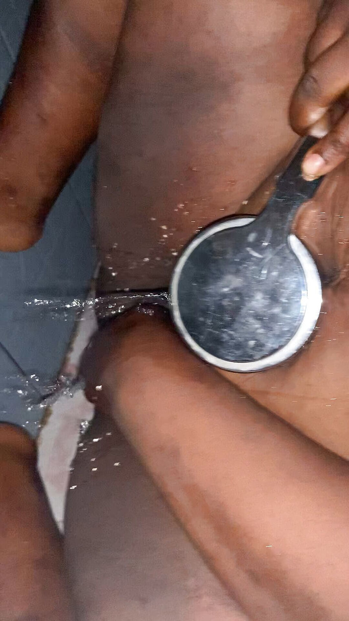 Nasty queen: Grandota en una ducha fresca después de un día cachondo...