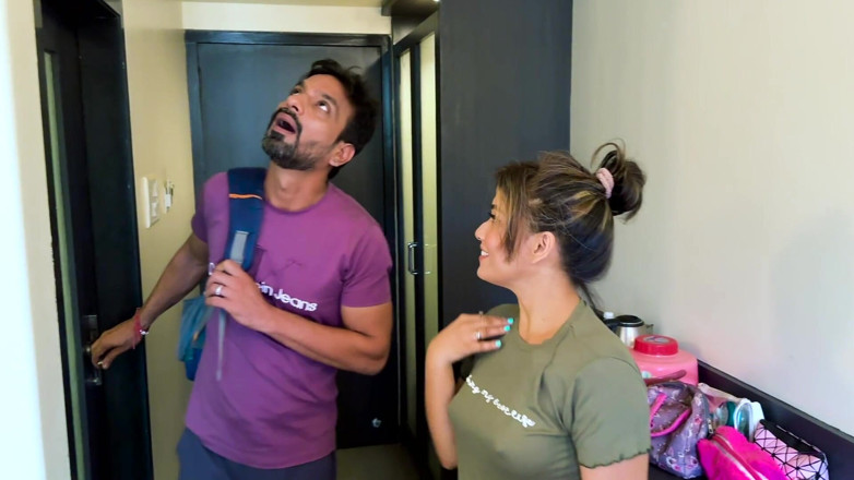 Zoyarat hore ultra: पति से छिपकर, वह प्रेमी को होटल ले गई