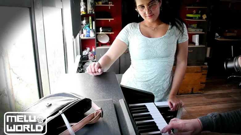 melu_world: L'insegnante di pianoforte vuole intonarti - Meluworld