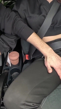 대학 가는 길에 부적절하게 만지고 손가락 따먹히는 수줍은 의붓딸!