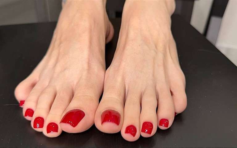 Dita dei piedi lunghe con smalto rosso (Julia domaina) Long Toes with Red Toenails Polish (Julia domaina)