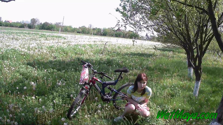 Wet Maya: Orinar en su bicicleta