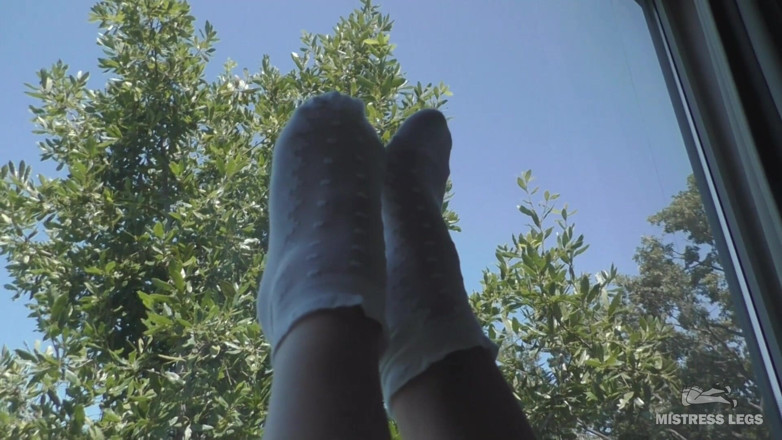 Mistress Legs: Seducente padrona Gambe in calzini bianchi saluta la mattina