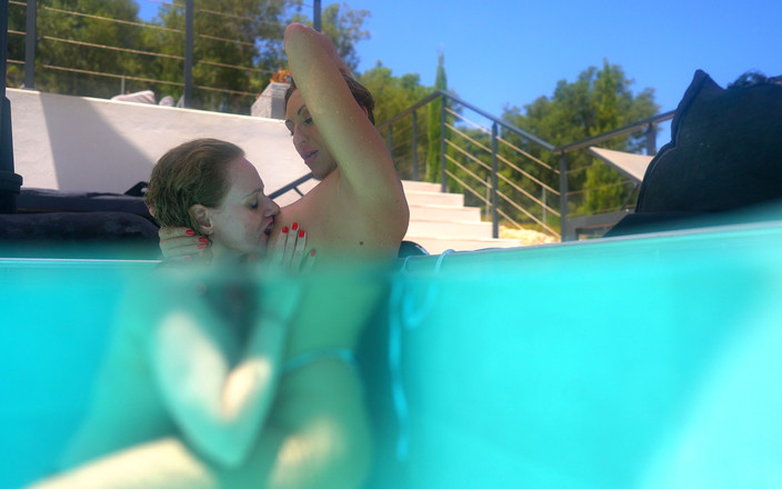 AproductionA: Sexe lesbien sous l’eau avec un ceinture