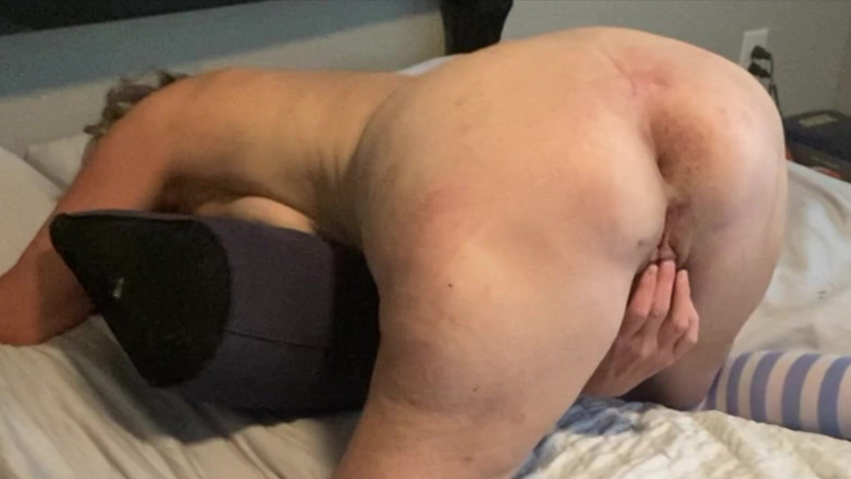 Squirting Senior: Esposa madura rabuda curvada sobre plug anal inflável inserida