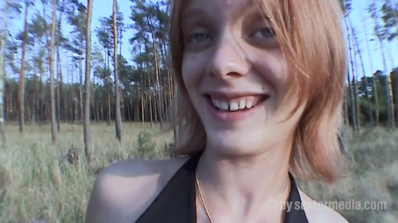 Petty by Sextermedia: Teenka kouří v lese