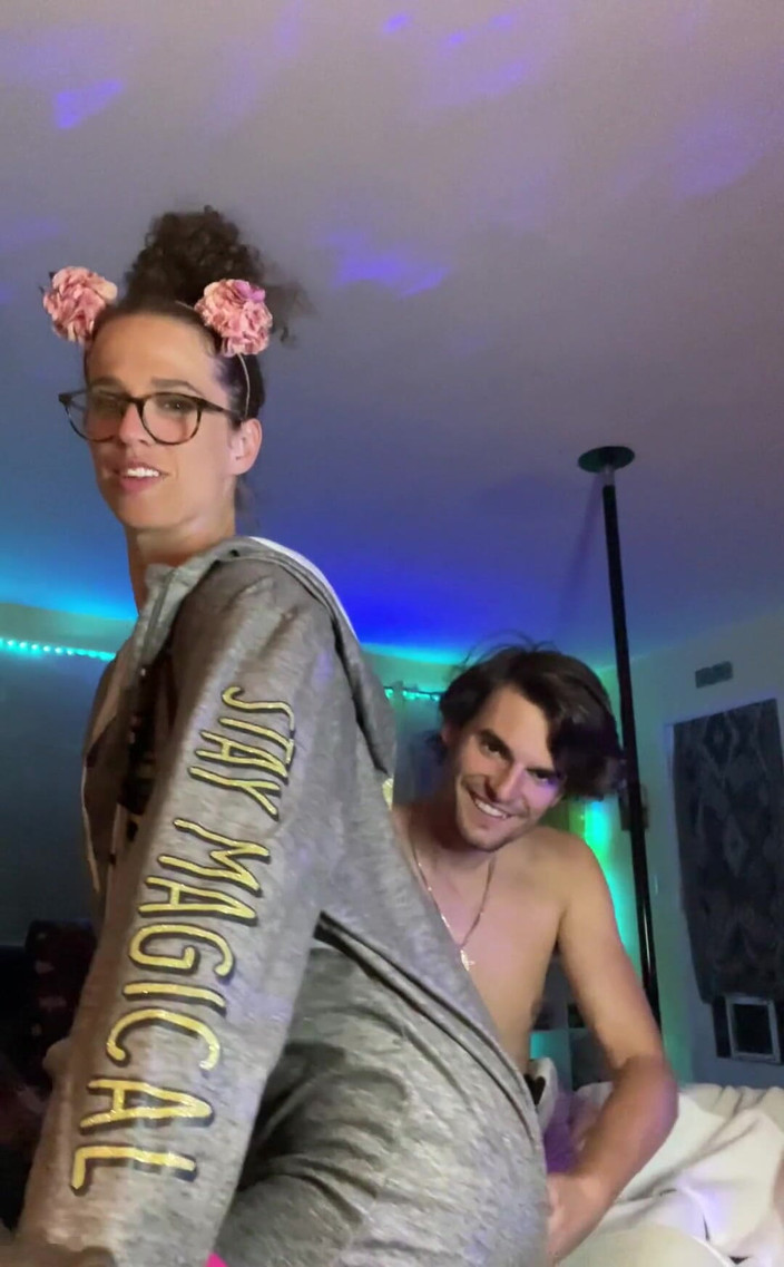 VibeWithMommy: Bazen güzel bir kanepede sakin seks seansı yapıyoruz.. Evet, bu...