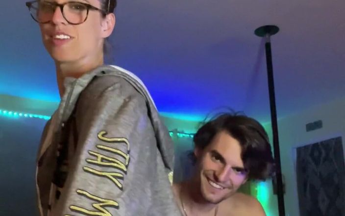 VibeWithMommy: Manchmal haben wir nur eine schöne chill-sex-session auf der couch ....
