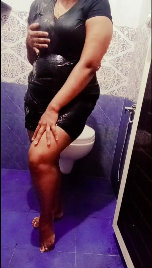 Your Arya: Indische stiefschwederin arya mit dicken möpsen im badezimmer