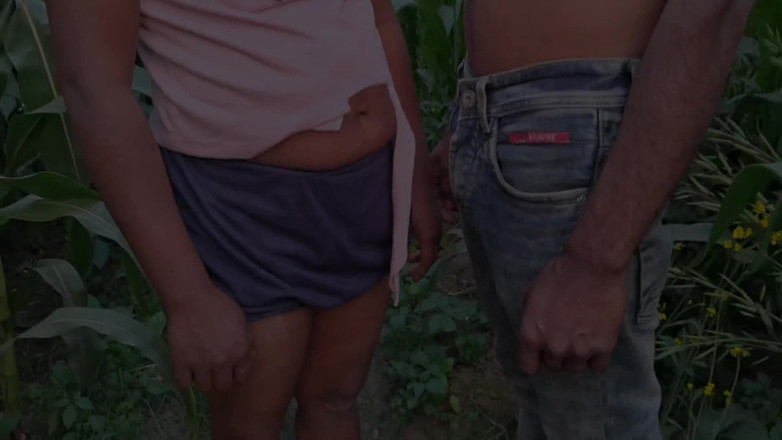 Desi step mom: Sexy manželka tvrdě šuká venku skutečný villgae sex