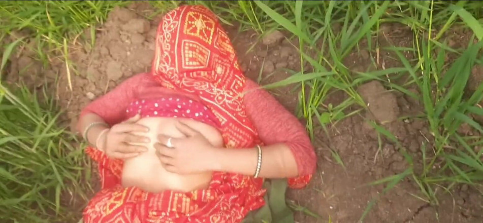 Desi babhi: La cognata desi del villaggio brama sesso nel campo aperto...