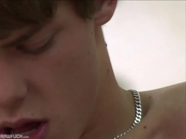 Raw Fuck: Stalloni verbali si giocano nudi a vicenda